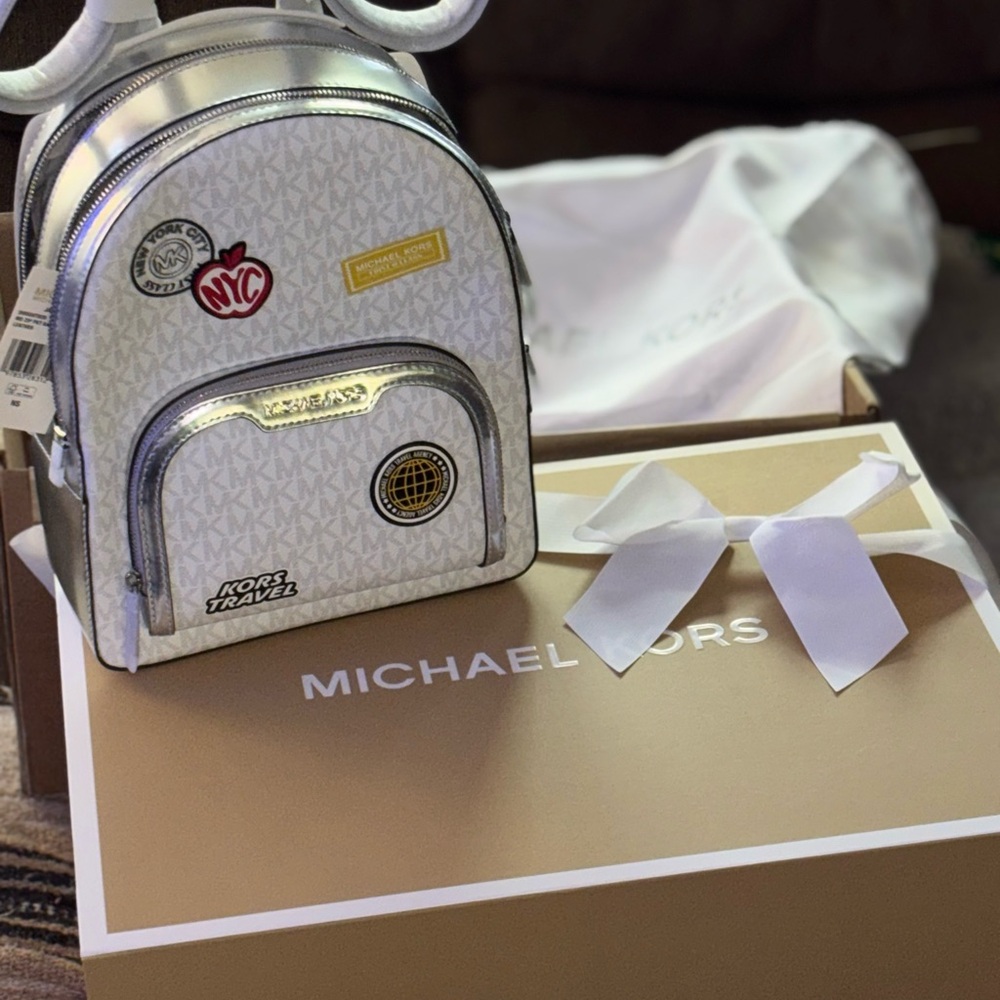 Michael Kors 🆕 mk White and Silver summer travel Backpack with dustbag
NO BOX - Picture 3 of 9
